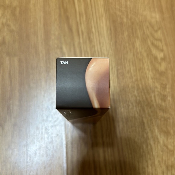 Becca Foundation 4 colors available Tan,Fawn,Porcelain, Linen - Picture 4 of 6